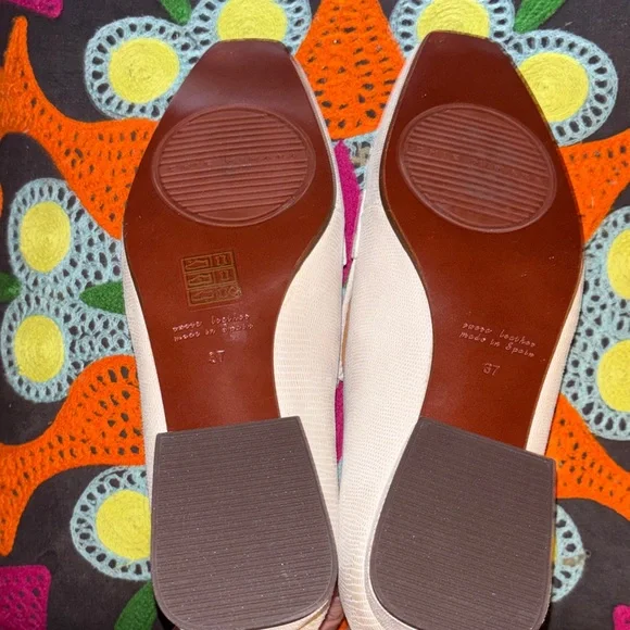 Chie Mihara Hellin Cream Flats with Gold Detail - Picture 6 of 11